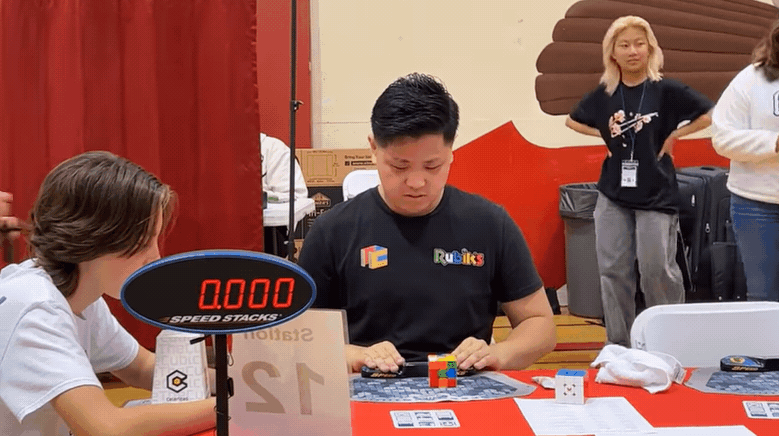 韓裔少年Max Park以3.13秒的驚人速度復原一個三階魔方，創下新的金氏世界紀錄。(截取自Max Park YouTube視頻)