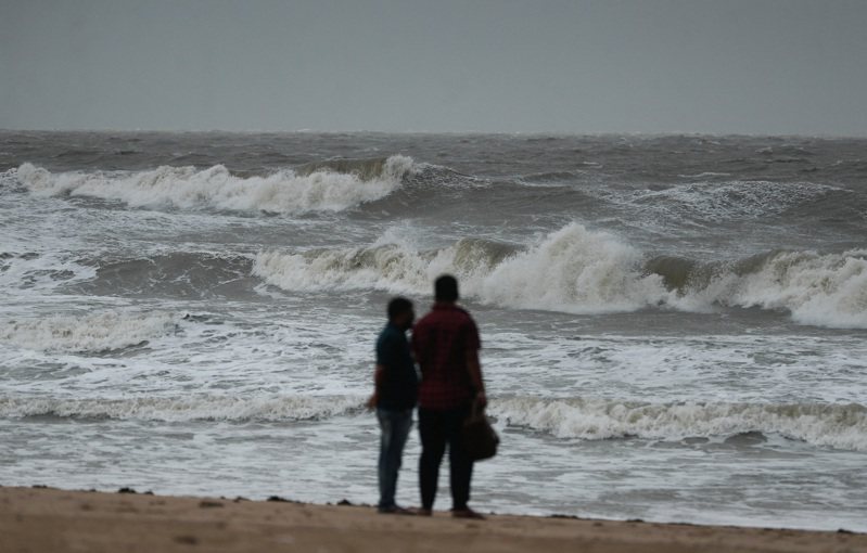 強烈氣旋比頗傑預定印度時間今（15）日下午在印度與巴基斯坦接壤處登陸，兩國沿岸地區大約14萬人已疏散至較安全地區。路透社