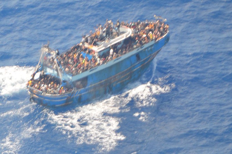 希臘海岸防衛隊14日指出，一艘滿載移民的船隻在伯羅奔尼梭（Peloponnese）外海沉沒，至少79人死亡，還有數百人失蹤，是今年最致命的移民沉船事件之一。歐新社