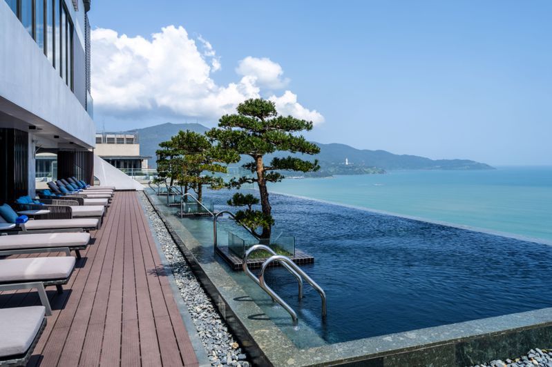 「希爾頓花園酒店」在屋頂設有無邊際泳池，讓房客能徜徉峴港自然美景之中，飽覽一望無際的遼闊海洋。希爾頓花園酒店提供