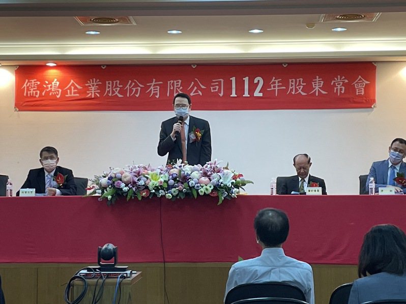 成衣龍頭儒鴻今日召開股東會，董事長洪鎮海表示，儒鴻明年第2季時應可回到2021年水準。儒鴻提供／照