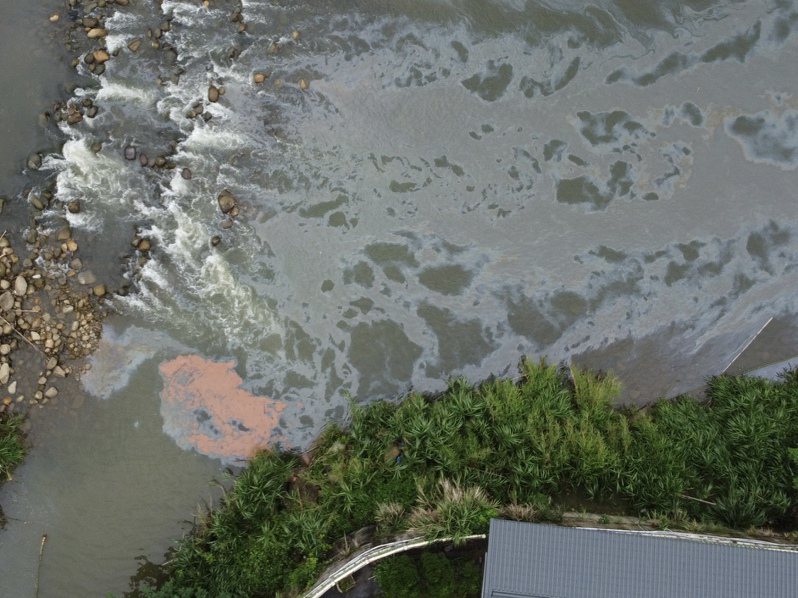 關西鎮12日發生歷年最嚴重水汙染事件，事發當日空拍鳳山溪可見河面被油汙覆蓋。圖／關西鎮環境守護協會提供