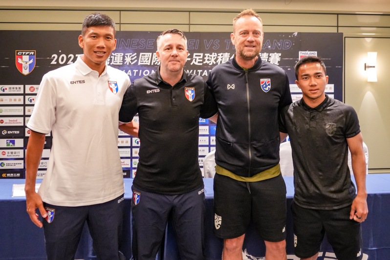 中華男足明天晚間將迎戰泰國，今天賽前記者會由總教練懷特（左2）、隊長吳俊青（左1）代表出席。圖／中華足球協會提供