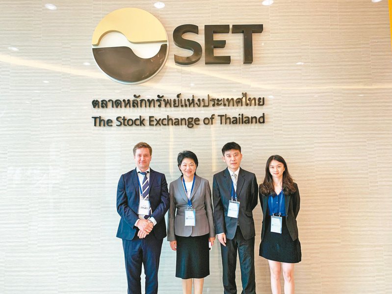 期交所經理許鈴佩（左二）於2023年全球集中結算組織協會（CCP12）年會與CCP12執行長Mr. Teo Floor（左一）於泰國證交所（SET）大廳合影。
期交所／提供