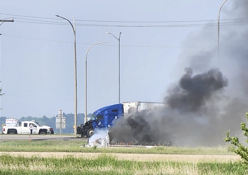 加拿大中部曼尼托巴省（Manitoba）15日發生嚴重車禍，一輛貨車與一輛接載長者的小型巴士相撞，警方證實至少15人喪命。歐新社