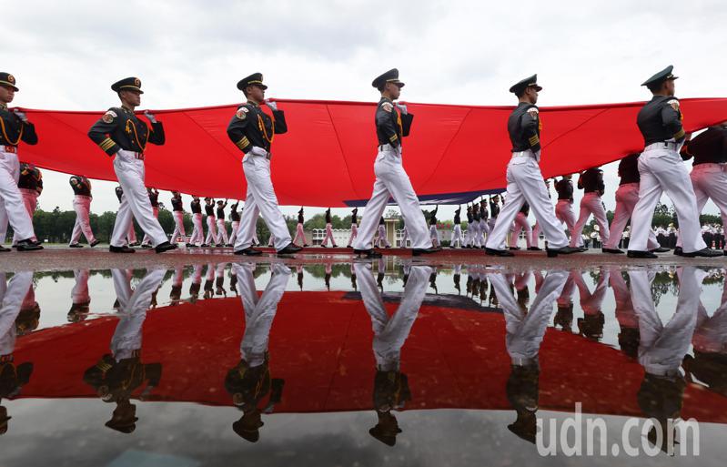 陸軍官校99周年校慶，陸官學生舉超大面國旗進場接受校閱。記者劉學聖／攝影