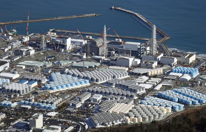 日本福島核廢水近期將排放入海，圖為福島核一廠核廢水存桶。  （美聯社）