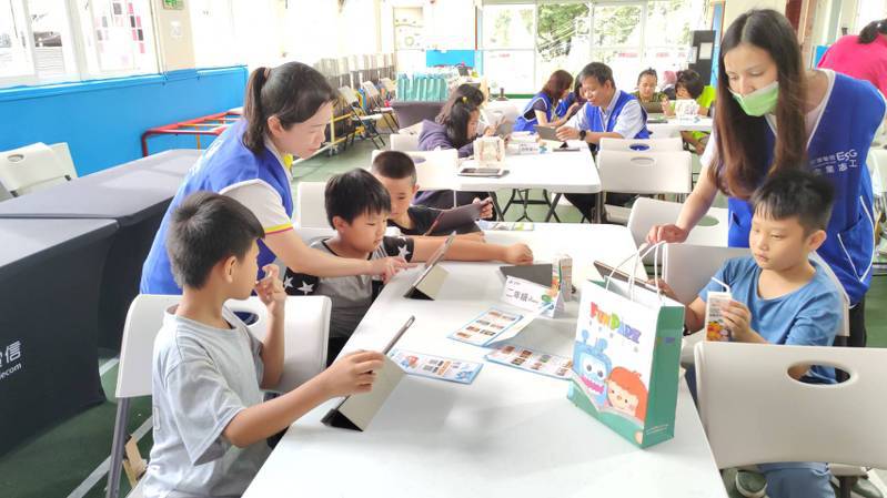 今FunPark童書夢工廠實際教導義聖國小孩童如何運用數位科技創作有趣、引人入勝的故事。圖／中華電信提供