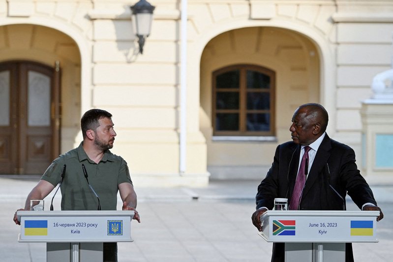 南非總統拉瑪佛沙（右）16日在基輔與烏克蘭總統澤倫斯基同台，但傳出有部分隨扈因滯留華沙蕭邦機場無法同行。法新社