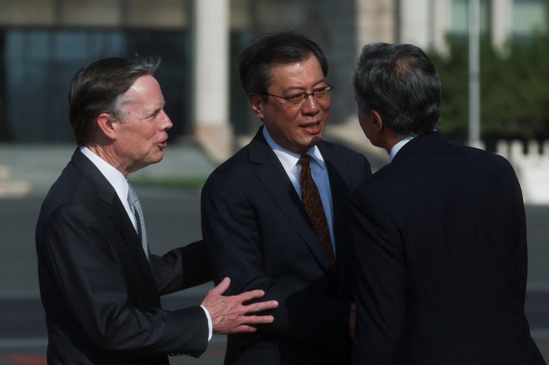 布林肯18日清晨抵達北京，中國外交部北美大洋洲司司長楊濤接機，美國駐中大使伯恩斯也到場迎接。（路透）