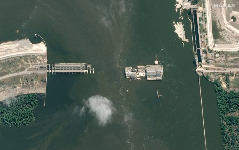 卡科夫卡水庫遭破壞後的衛星影像，攝於16日。路透