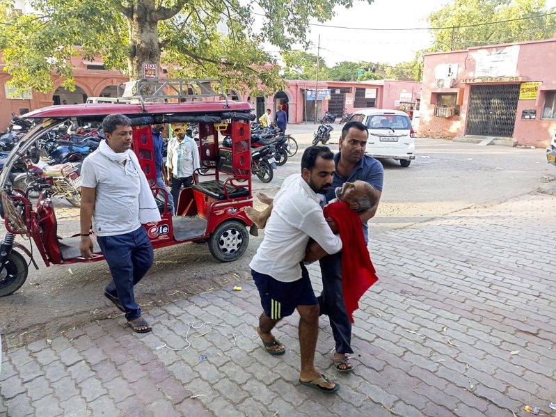 印度北方邦与比哈邦近日遭热浪侵袭，近百人丧命，罹难者多为60岁以上老人。图为北方邦一名老人18日遭紧急送医。（美联社）(photo:UDN)