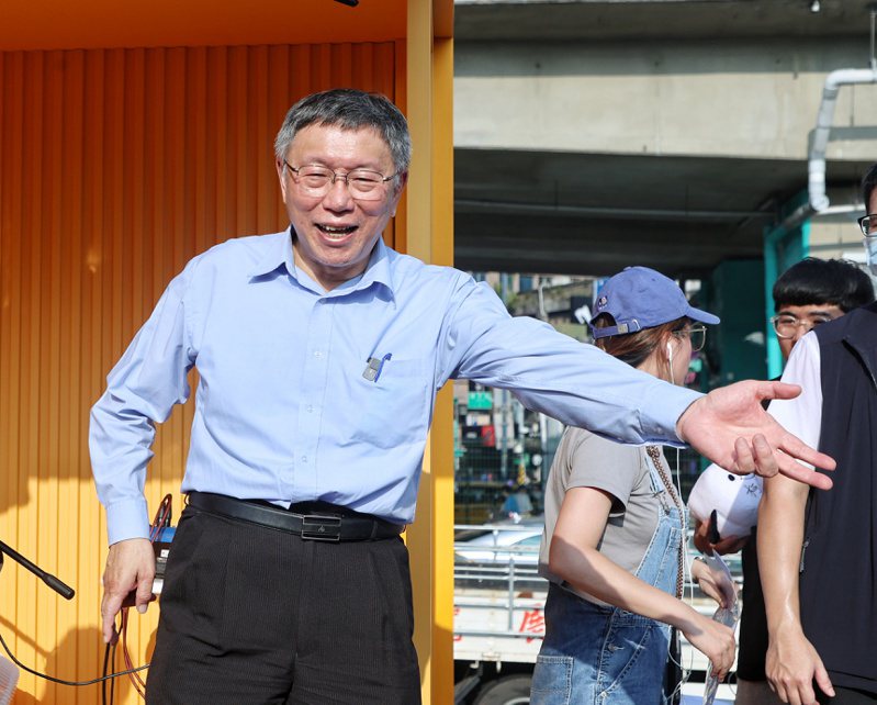台灣民眾黨主席、總統參選人柯文哲下午參加「17LIVER EXPO 人氣製造祭」活動，並且嘗試擺出流行拍照姿勢。記者曾原信／攝影