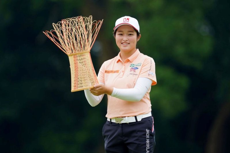 「中國信託女子高爾夫之星」吳佳晏昨日在日次巡「優比特．靜岡新聞SBS女子賽」封后，拿下旅日首勝，也是她職業生涯中的第九座冠軍，穩坐日次巡獎金榜后座。JLPGA官方網站／提供