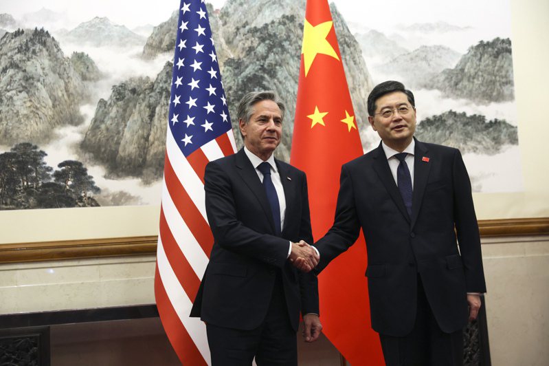 美國國務卿布林肯和中國大陸外長秦剛18日在北京釣魚台國賓館握手致意。美聯社