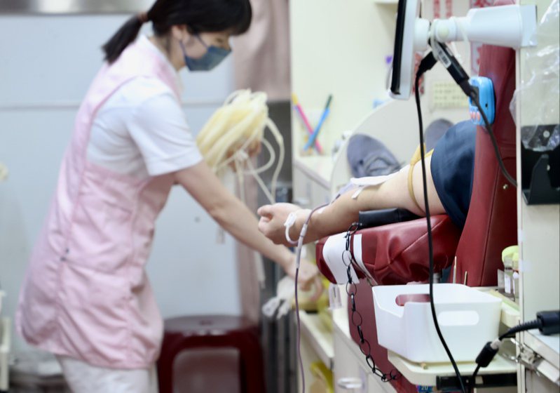 醫師表示，國際間對於血液品質規範，只要是符合捐血條件，血液都可以於臨床使用，「年長捐血人的血沒有比年輕人差」。本報資料照片