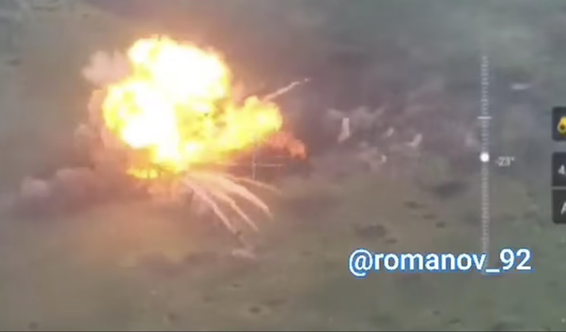 英國每日郵報報導，在對抗烏克蘭的反攻中，俄軍出動遙控的T-54「自殺戰車」，上面載了6噸炸藥，爆炸威力驚人，化為巨大火球。圖／截自Romanov頻道