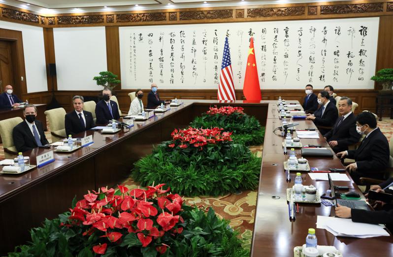 中共中共中央外辦主任王毅19日上午會見美國國務卿布林肯時表示，歷史總要向前發展，中美關係終究也要向前發展。（美聯社）