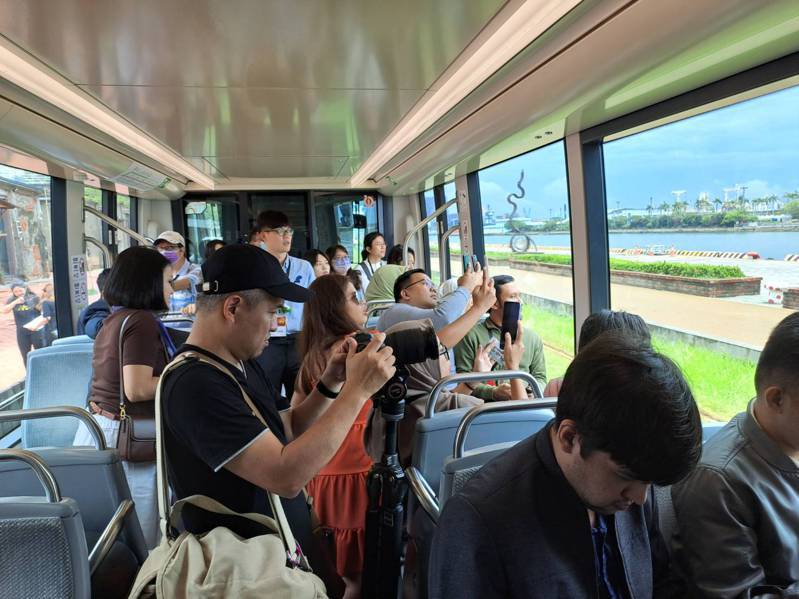 外賓搭乘高雄輕軌參訪沿線亞洲新灣區和駁二藝術特區。圖／高市捷運局提供