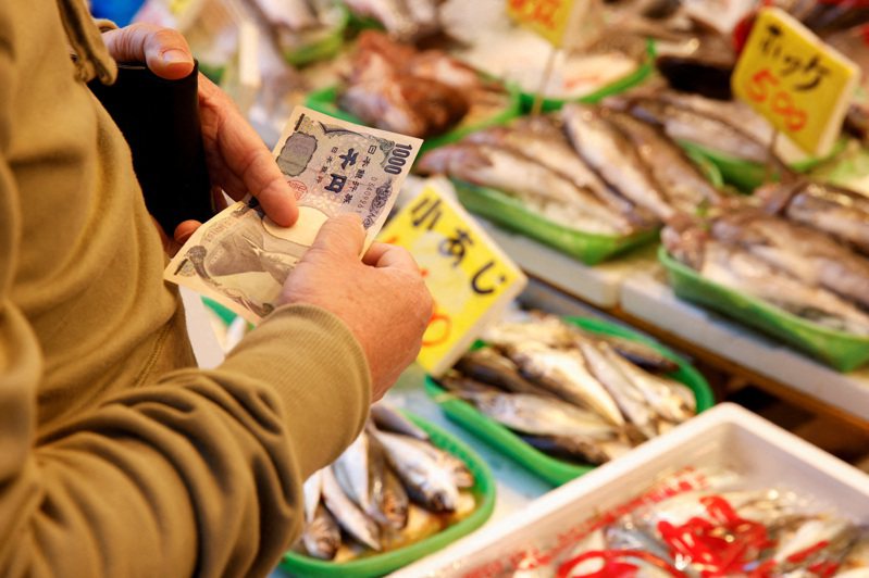 南韓今年5月從日本進口的活魚、冷藏冷凍魚類、甲殼類等，比去年同期大減三成。圖為日本民眾在東京市場買魚。路透