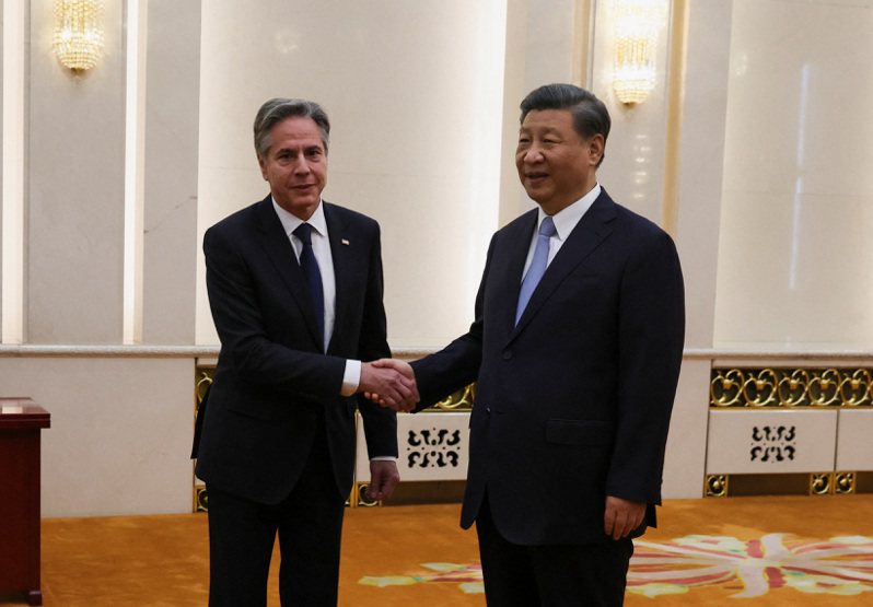 中國大陸國家主席習近平（右）19日於北京會見美國國務卿布林肯。路透