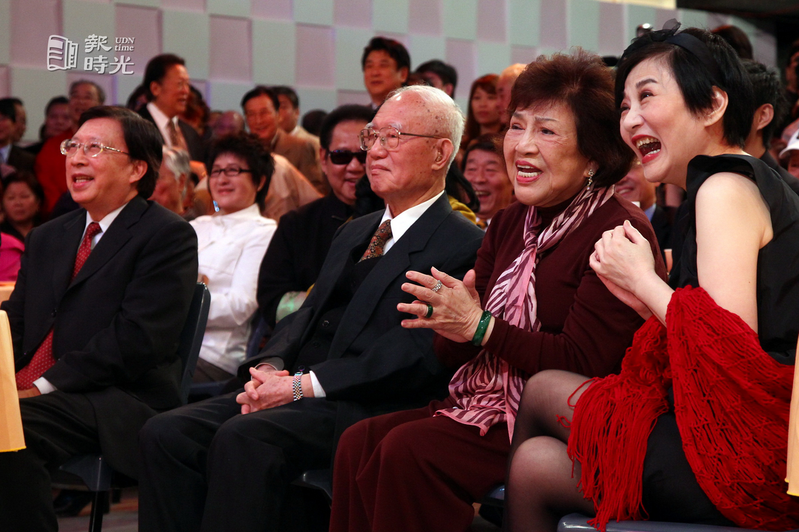 華視3昨天舉行３９週年台慶，特別來賓張小燕（右起）、周遊、張家驤與劉兆玄。圖／聯合報系資料照（2010/10/31 徐世經攝影）