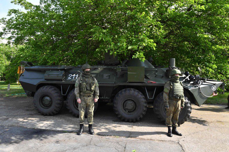 烏克蘭和英國官員表示，俄羅斯似乎正從烏克蘭其他地區調動人員和重型軍事裝備，以支持在札波羅熱（Zaporizhzhia）地區的前線。法新社