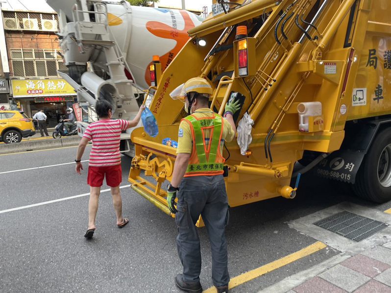 端午節4天連假後天登場，台北市環保局清潔隊服務不打烊，6月22日端午節至24日均正常收運垃圾、25日適逢周日照常停收垃圾。圖／台北市環保局提供
