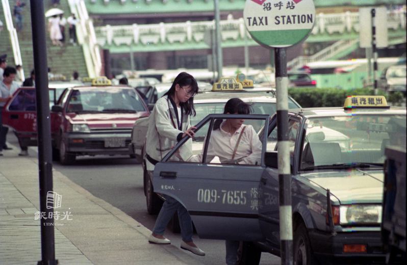 台北市市政會議九日通過計程車費率調整案，決定採行上下班尖峰時間加2成收費。圖＼聯合報系資料照（1990/10/9　陳炳坤攝影） 