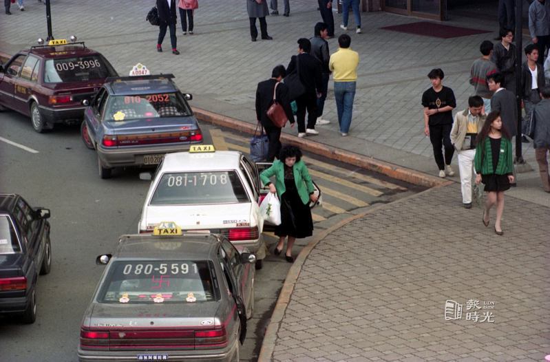 農曆除夕前一天，台北車站周邊有成群計程車，提供返鄉民眾搭乘。圖＼聯合報系資料照（1991/2/13　曾學仁攝影） 