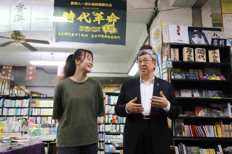行政院長陳建仁（右）與18歲Youtuber、北一女畢業生李怡蓁（左）拜訪唐山書店並拍攝影片。圖／文化部提供