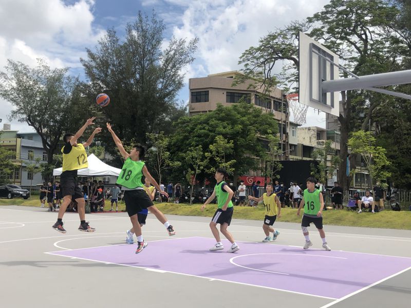 新竹市稅務局指出，今年度的稅務盃3對3鬥牛籃球賽將於7月29日在新竹市立體育館開打。圖為去年賽事情形。圖／新竹市稅務局提供