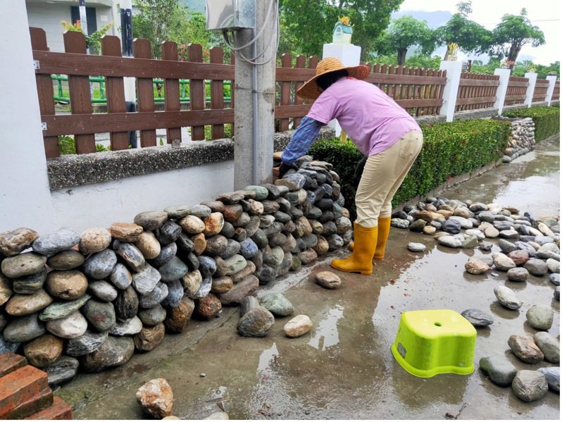 花蓮吉安干城社區擁有砌石工法文化，村民們在活動中心廣場周邊做砌石，展現獨特社區風貌。圖／干城社區發展協會提供