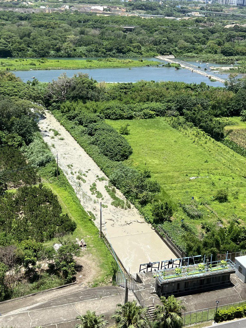 建商涉嫌偷排泥漿水，導致新竹縣頭前溪變成「牛奶河」。圖／取自臉書竹北大小事