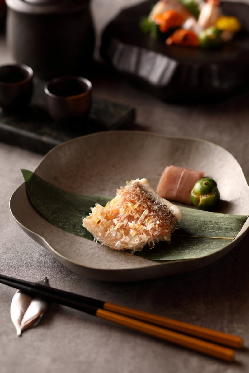 「甘鯛立鱗燒」 嚴選肉質細緻的台灣馬頭魚，以乾煎的方式使魚鱗因高溫而豎起，像松果一樣般綻放。業者提供