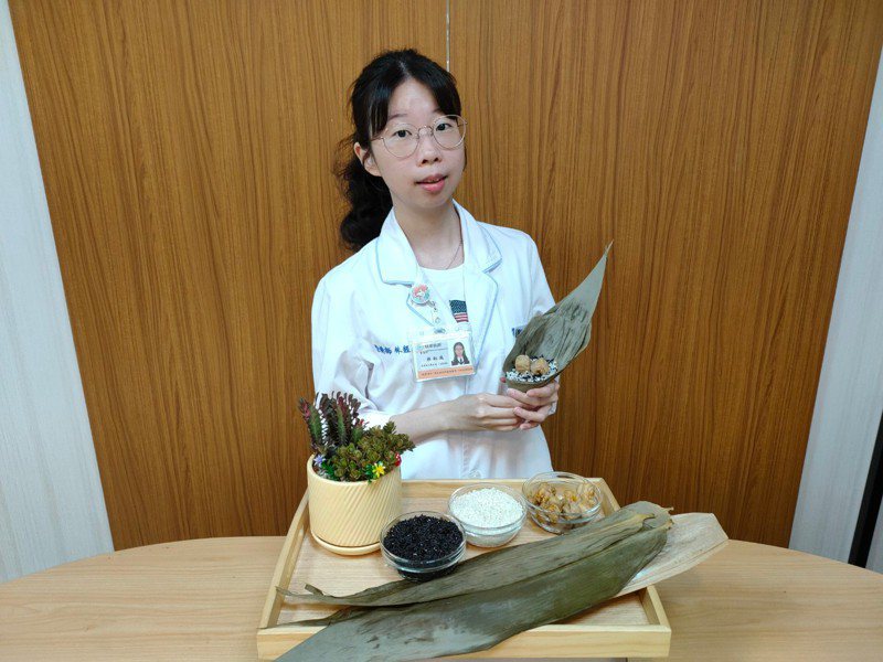 營養師林鈺庭示範在家也能輕鬆完成的「花椰黑米粽」，選擇常見的食材，運用簡單的烹調方式就可完成健康輕食粽。圖／衛福部基隆醫院提供