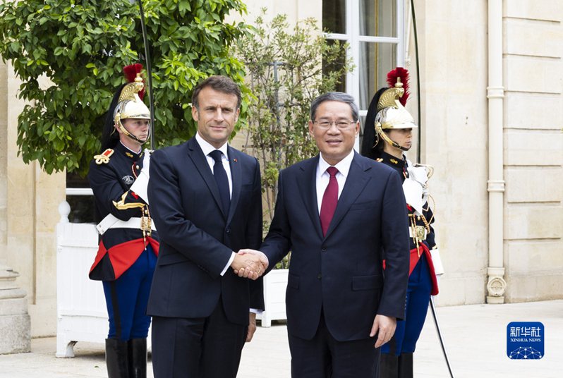 法國總統馬克宏在愛麗舍宮會見中國國務院總理李強。（新華社）