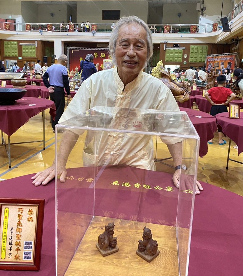 77歲木雕大師施鎮洋今年也有一對袖珍祥獅在魯班公宴展示，他也特別重視傳習工作。記者林宛諭／攝影