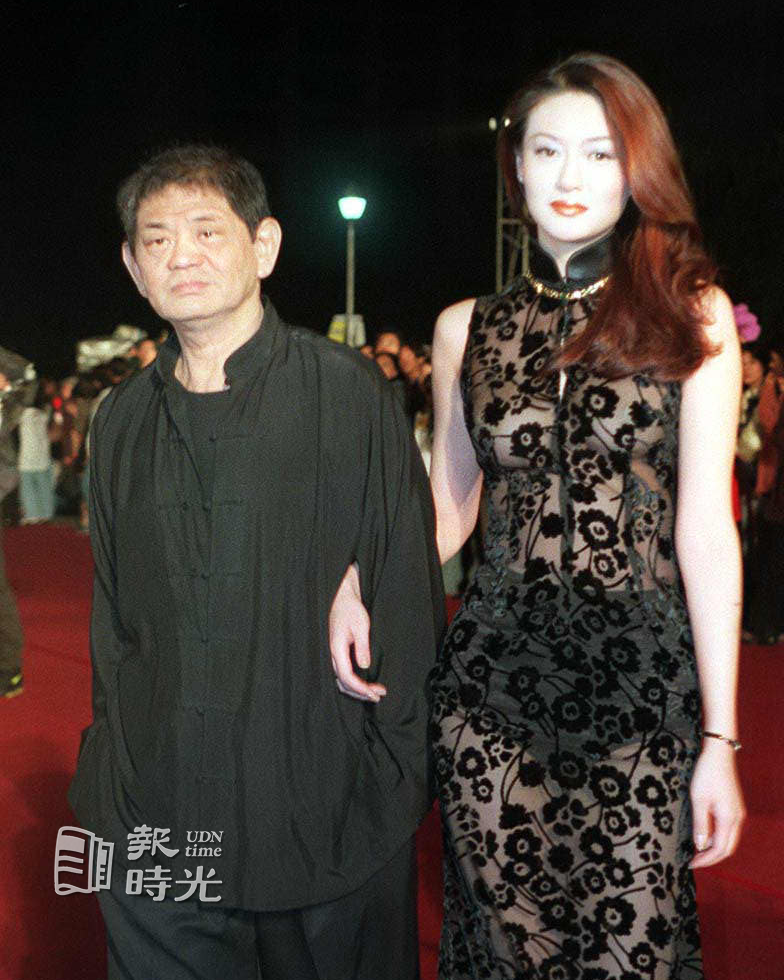 黃任中(左)與陳寶蓮參加34屆金馬獎頒獎典禮，走過星光大道。 圖／聯合報系資料照（1997/12/13 楊海光攝影）