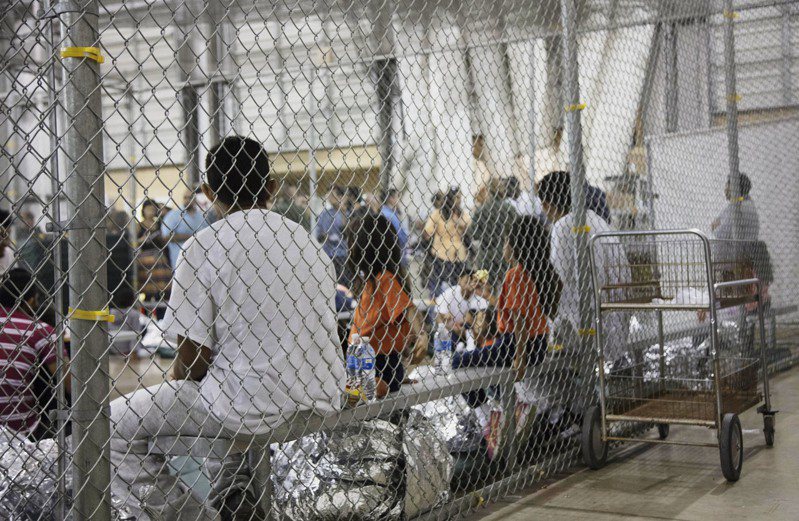 海關及邉境巡邏局的照片顯示，被拘留的無證移民關押在麥凱倫收容所。美聯社