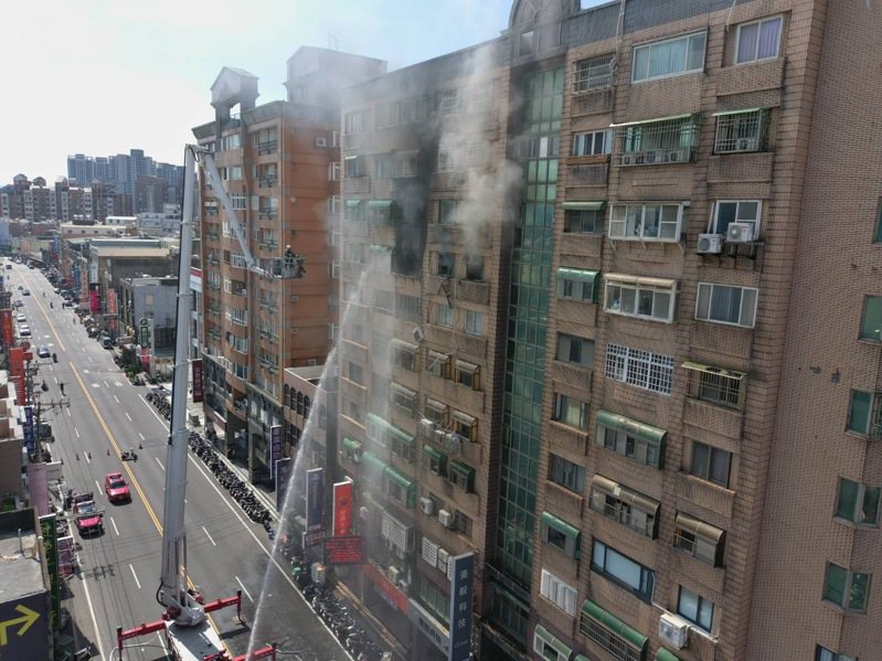 竹北傳瓦斯管線異常外洩，中正東路住宅大樓發生氣爆。記者巫鴻瑋／翻攝
