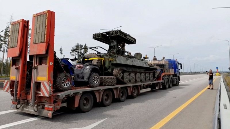 載運瓦格納軍事車輛的卡車，24日行經在通往莫斯科的M4公路上。路透