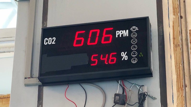 小港機場內的溫度顯示器被貼上黑色膠帶，機場解釋因數值比能源局現場量測的數值高，待校正修復就可恢復顯示。圖／讀者提供