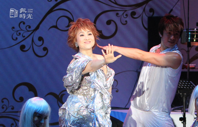 尤雅（左二）昨天舉辦台北演唱會，現場載歌載舞展現十足活力。聯合報系資料照（2010/05/09 高智洋攝影）