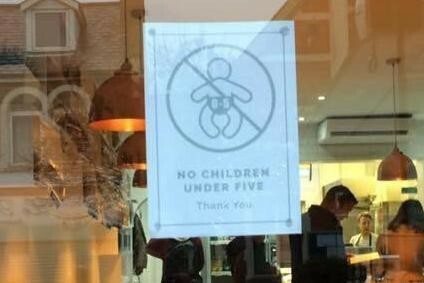 示意圖。在韓國，「禁止孩童區」近年愈來愈流行，常常出現於咖啡廳、餐廳等地方，確保成年顧客不受到干擾。（網路截圖）