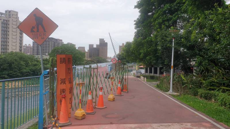 桃園印象大橋去年和今年都因為橋面的鋪面「冒泡」封閉修復。記者鄭國樑／攝影
