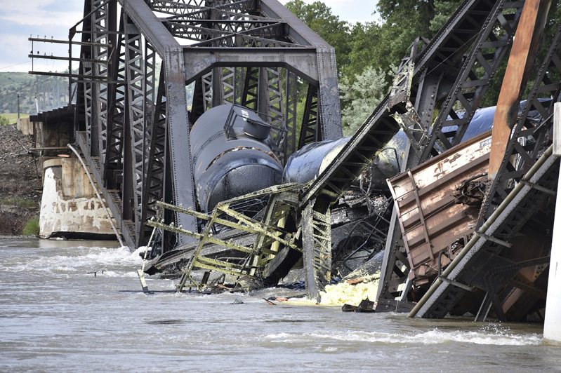 美國蒙大拿州黃石河上的橋樑24日倒塌，車上油罐箱的「黃色物質」溢入河中。美聯社