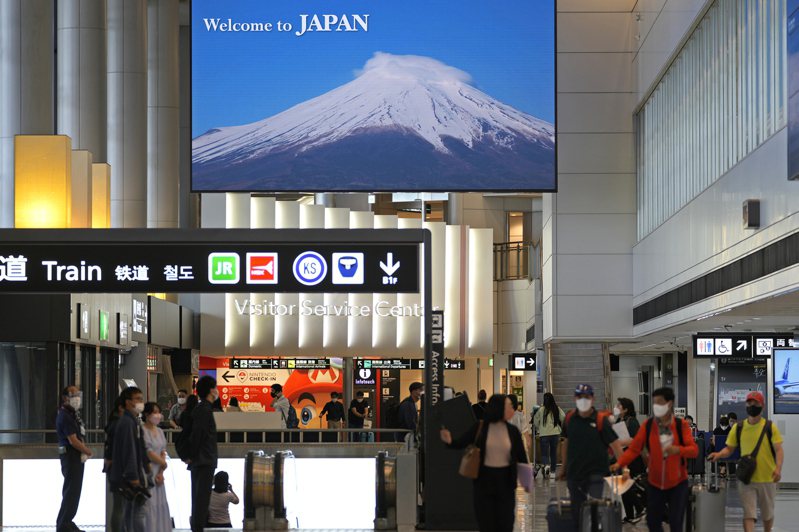 許多外國遊客到東京遊玩，搭機落地的成田機場是第一站。圖為成田機場。 美聯社