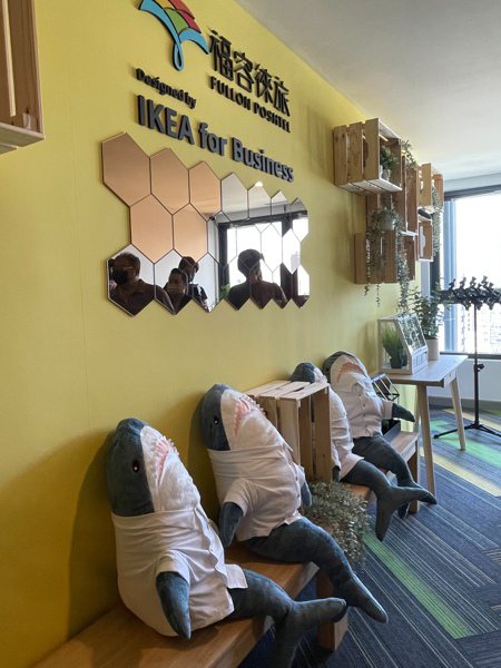 IKEA主題樓層鵝黃色的梯廳牆上以木條箱當櫃子，擺飾綠色植栽，以及穿著飯店制服的鯊魚玩偶饒富趣味，十足網紅打卡牆。記者徐如宜／攝影