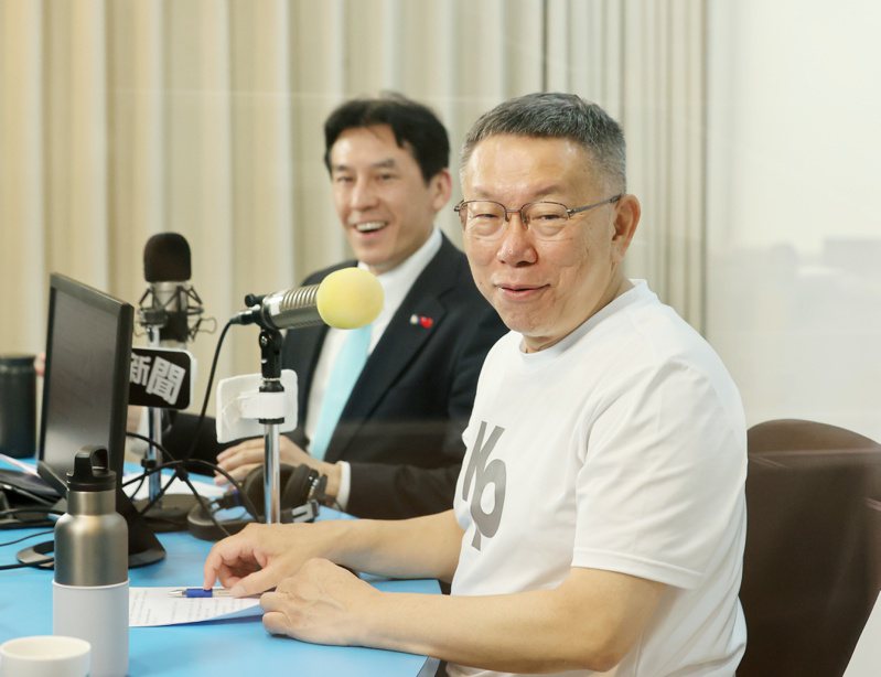 台灣民眾黨總統參選人柯文哲（右）上午出席黃暐瀚（左）主持之廣播節目撞新聞。記者曾原信／攝影